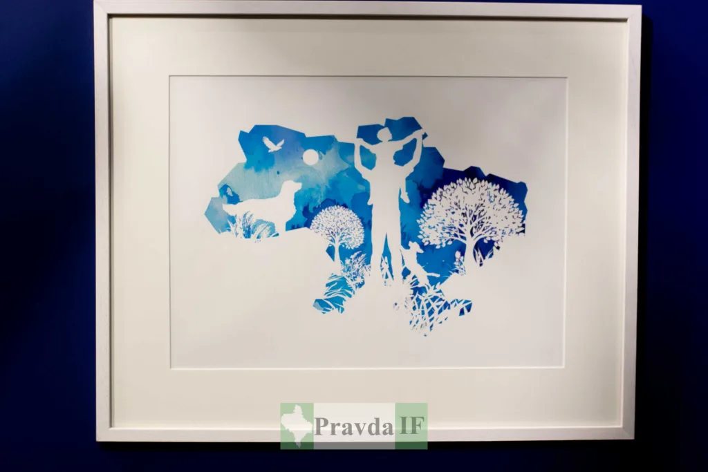 Силуети людей і тварин у формі України