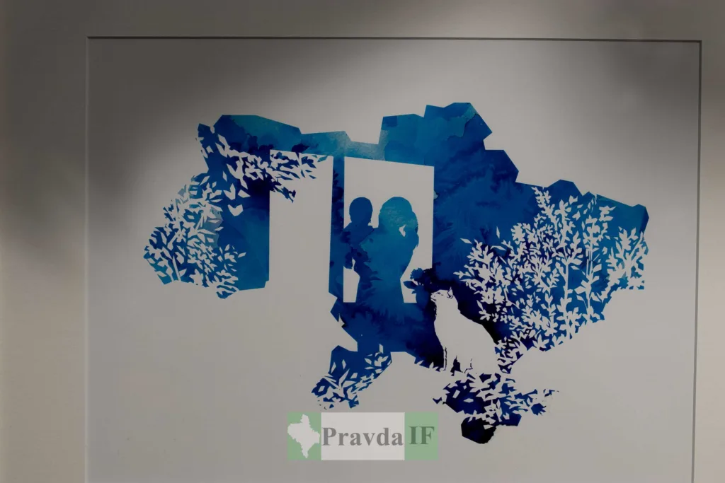 Силует України з людьми та природою у синіх тонах