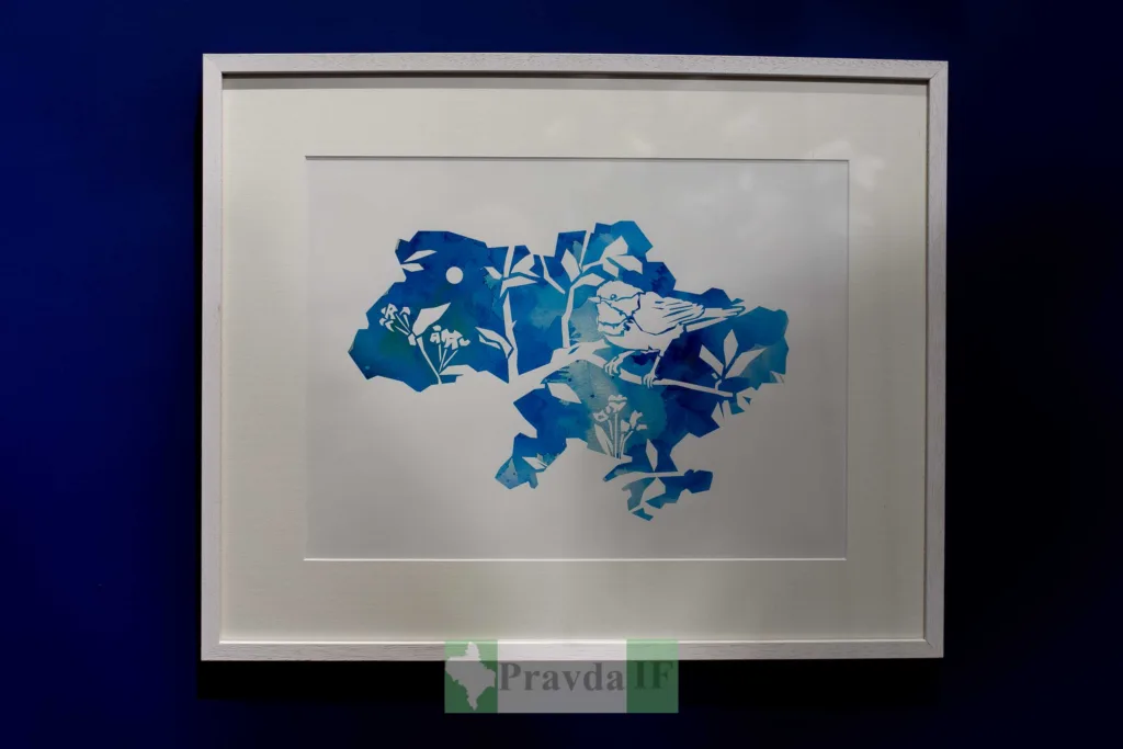 Синя карта України з птахом у гілках