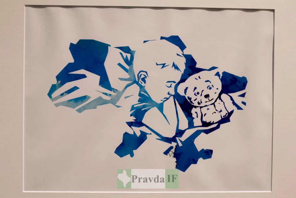 Дитина зі сплячим ведмедиком у синіх відтінках