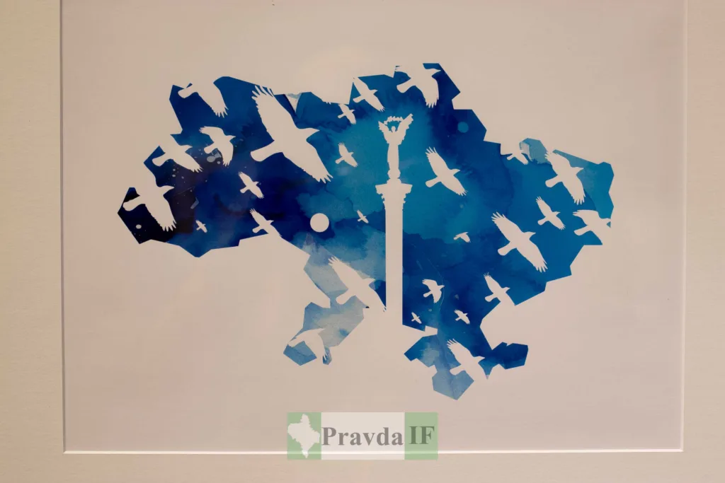 Силует України з птахами та монументом