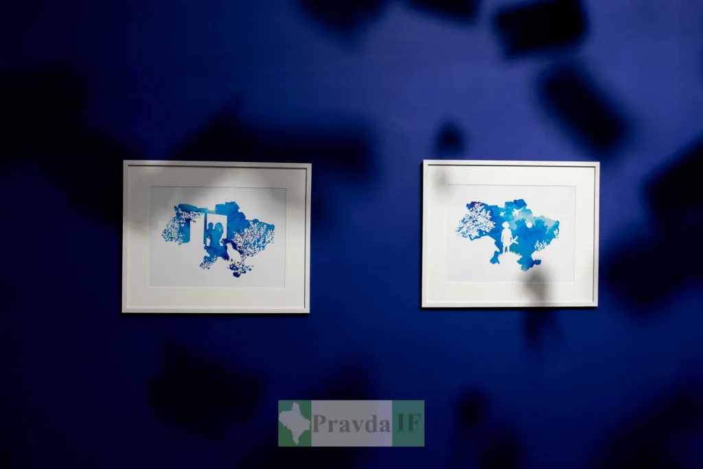Дві картини з мапою України на синій стіні