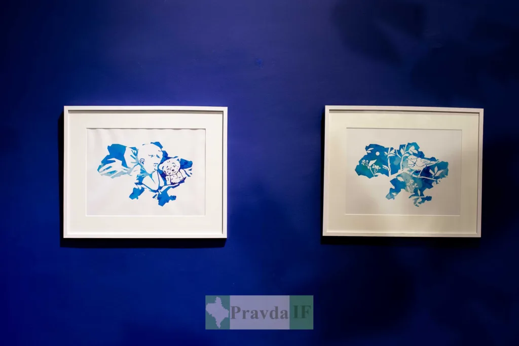 Сині картини у рамках на синій стіні