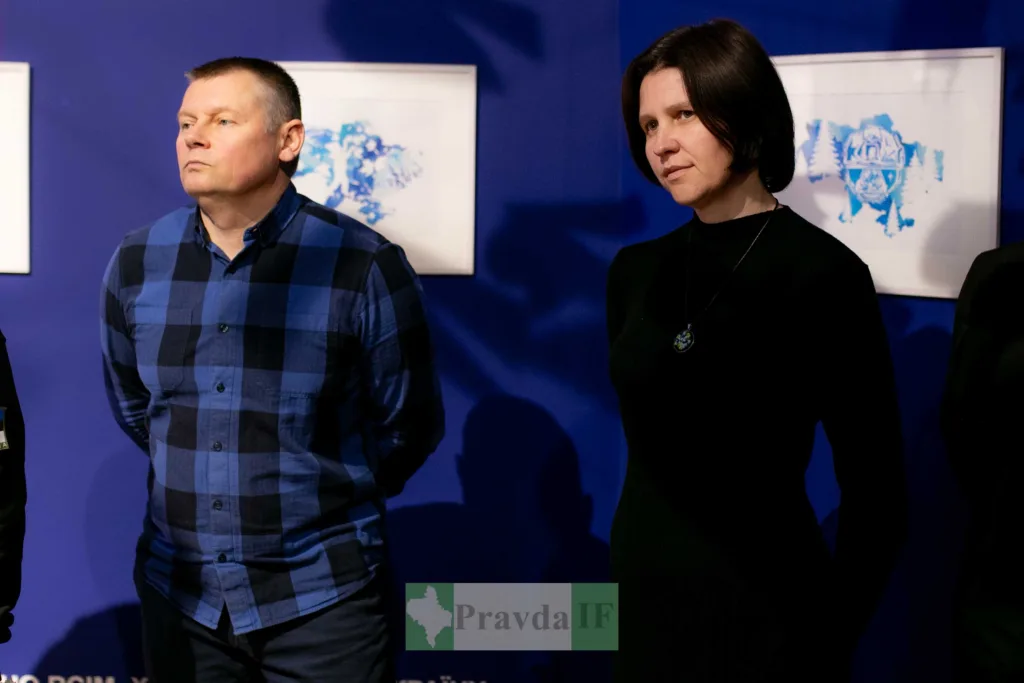 Двоє людей на виставці мистецтва у галереї