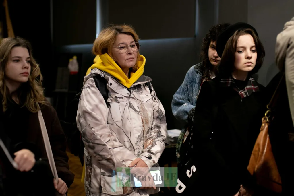 Група людей на події в приміщенні