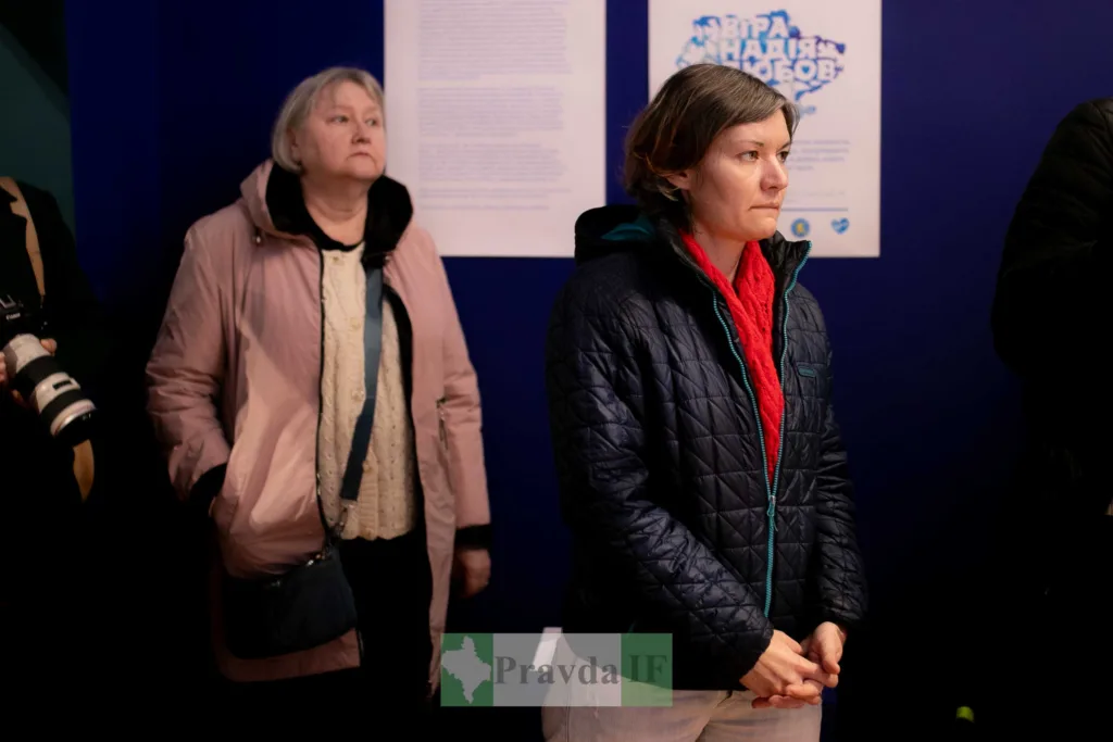 Люди відвідують виставку у музеї