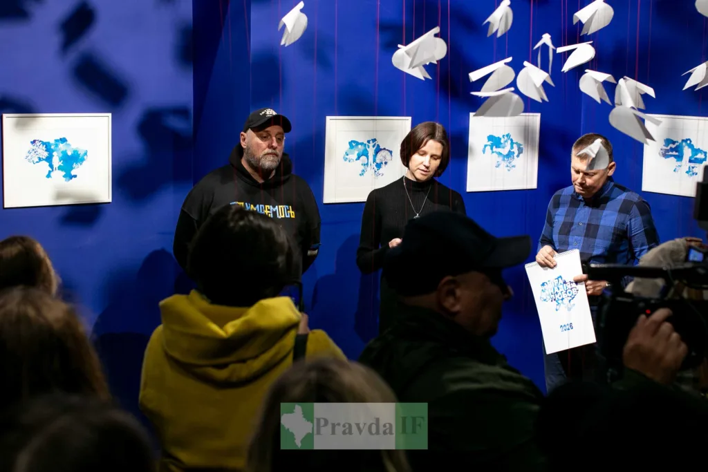 Презентація мистецької виставки у синій залі