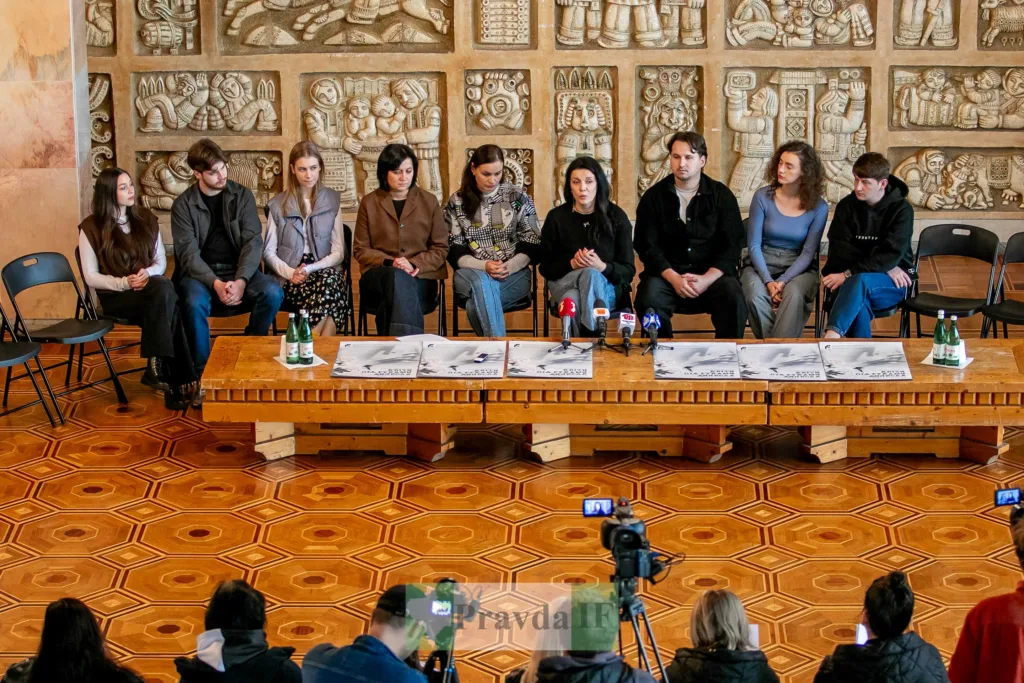 Пресконференція групи людей у мистецькому залі