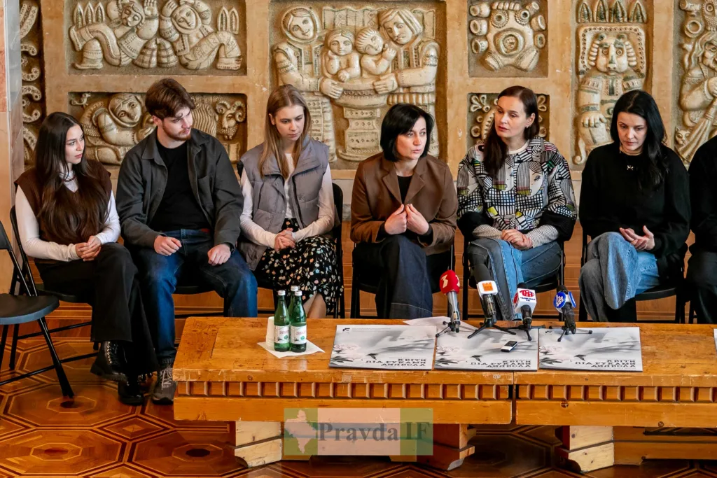 Пресконференція театральної трупи у культурному центрі