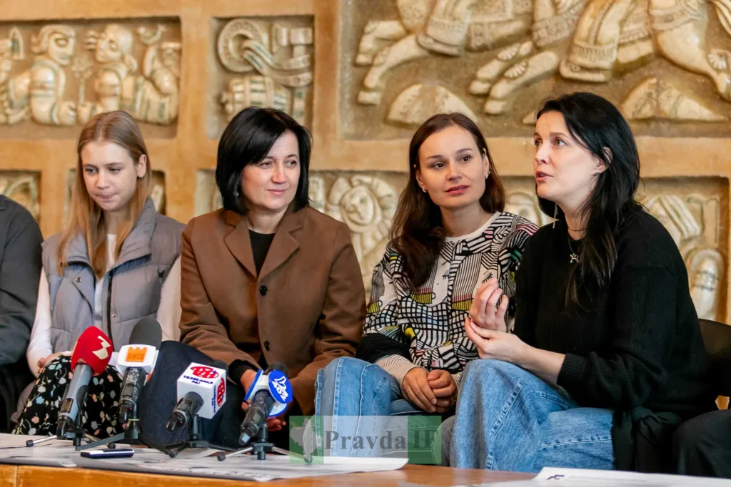 Жінки на пресконференції перед мікрофонами