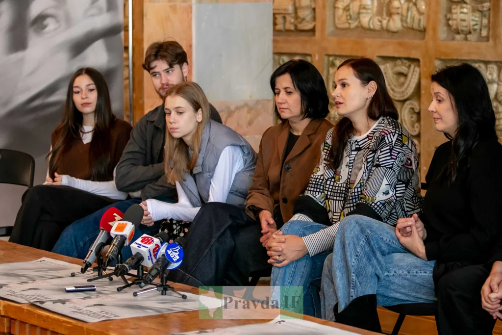 Пресконференція з кількома людьми за столом