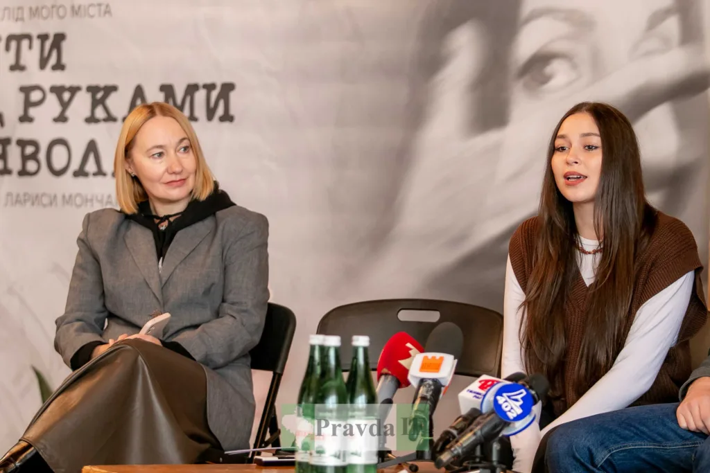 Жінки на пресконференції перед мікрофонами