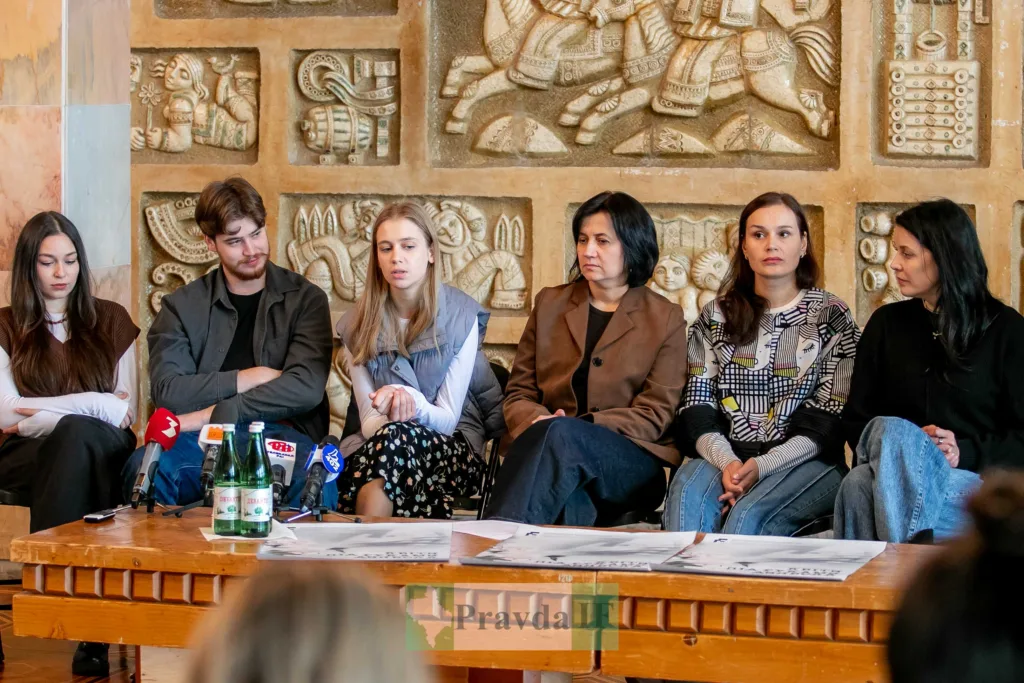 Пресконференція з шістьма учасниками за столом