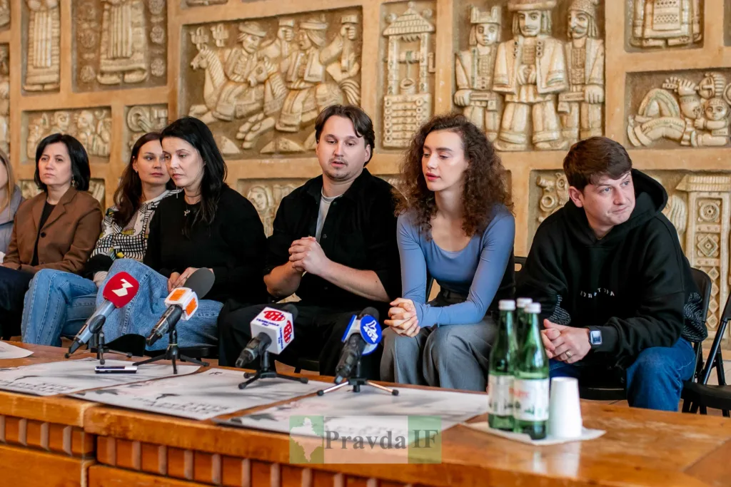 Пресконференція з учасниками за мікрофонами