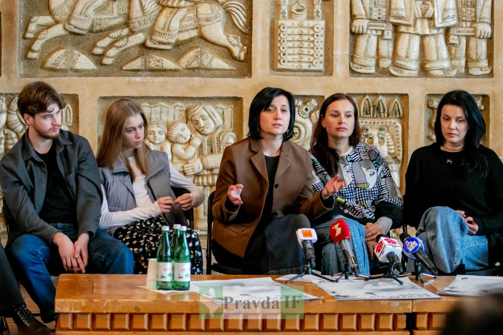 Пресконференція групи людей у культурному центрі