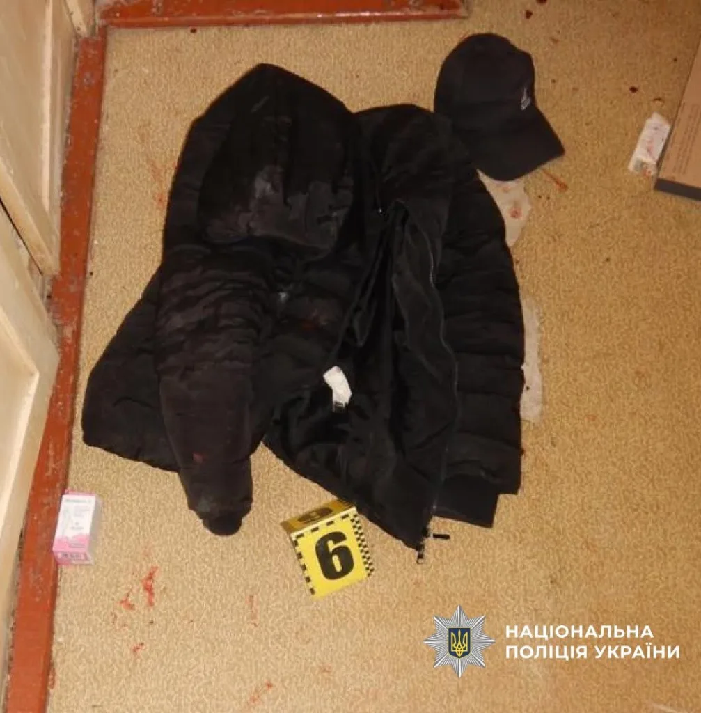 Чорна куртка і кепка на підлозі доказів