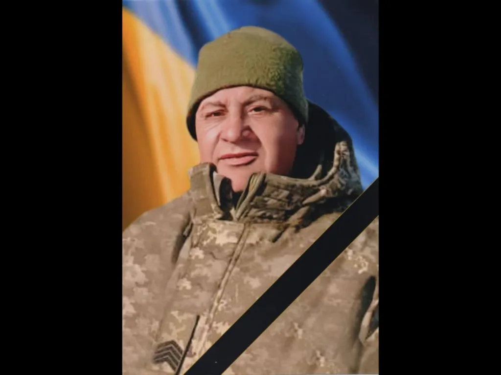 Український військовий на тлі прапора України