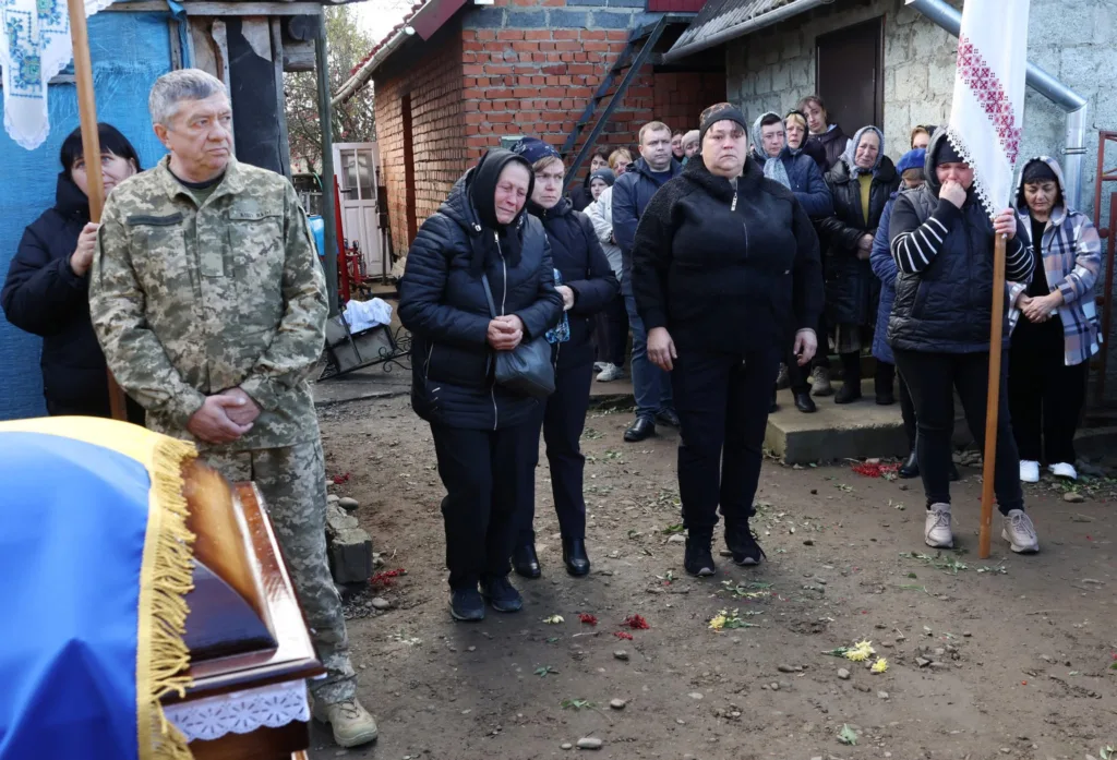 Люди прощаються із загиблим військовим на подвір’ї