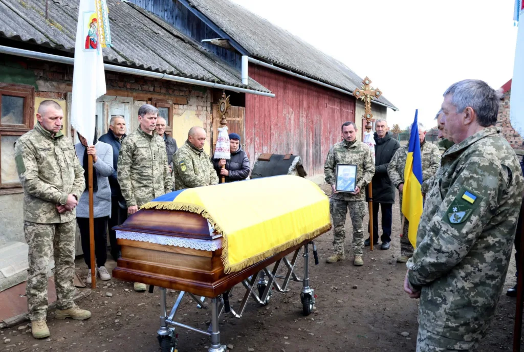 Прощання військових із полеглим побратимом в Україні