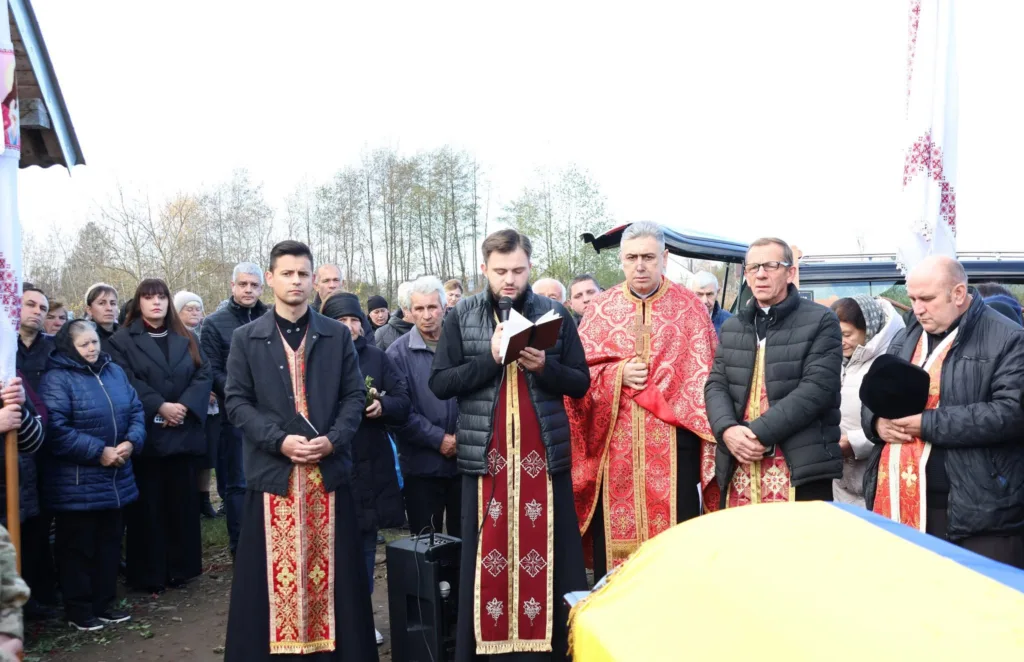 Священники проводять похоронну церемонію з громадою