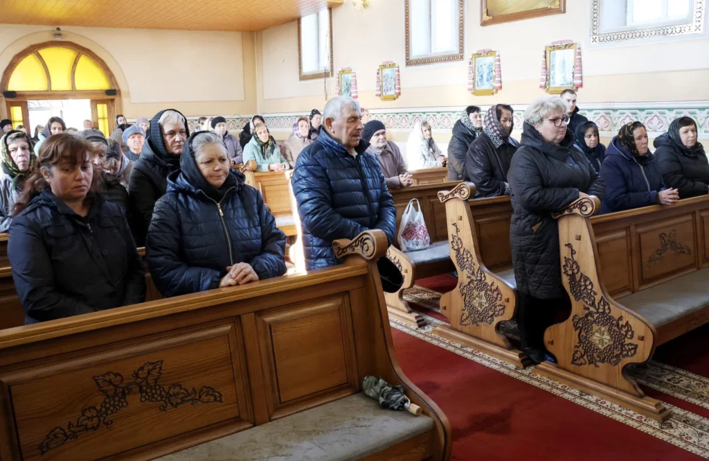 Люди моляться в церкві під час богослужіння