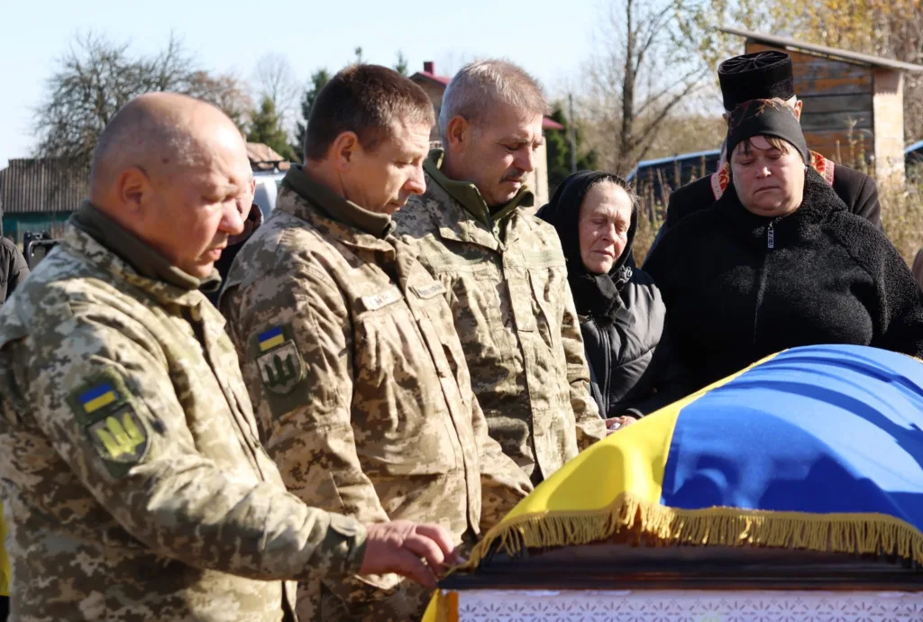 Військові прощаються із полеглим побратимом