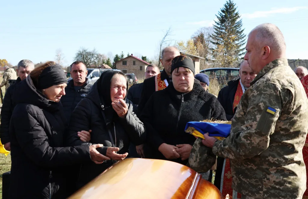 Похорон військового, люди в жалобі біля труни