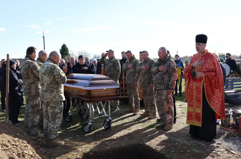 Похорон військового з почесною вартою та священником