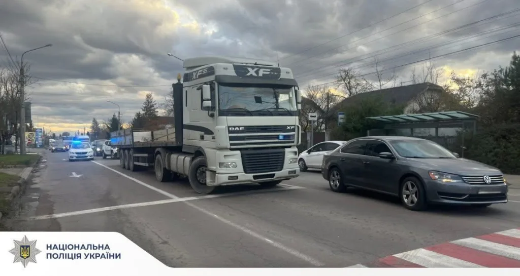 Поліцейська перевірка вантажівки на міській дорозі