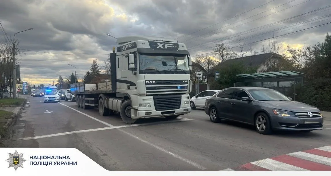 Поліцейська перевірка вантажівки на міській дорозі