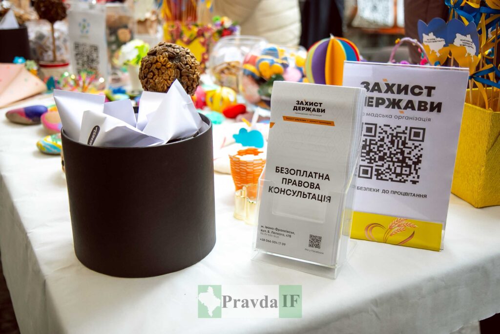 Безоплатна правова консультація, стенд на столі