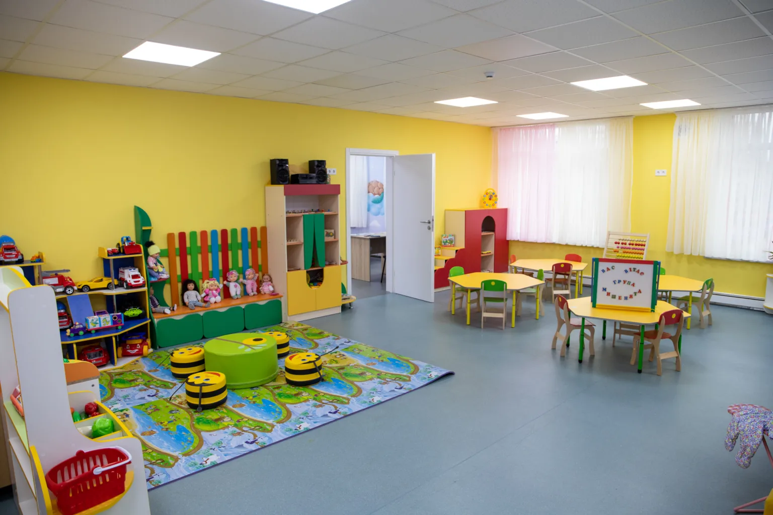 Кольорова кімната дитячого садка з іграшками