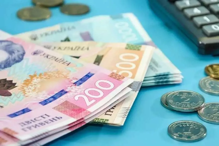 Українські гривні та монети на столі