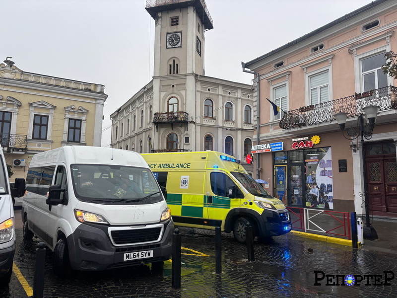Волонтери з усього світу пригнали до Коломиї 50 автівок, які потім поїдуть на фронт. ФОТО