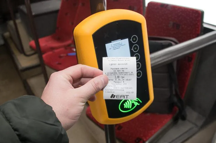 Оплата проїзду в автобусі банківською карткою