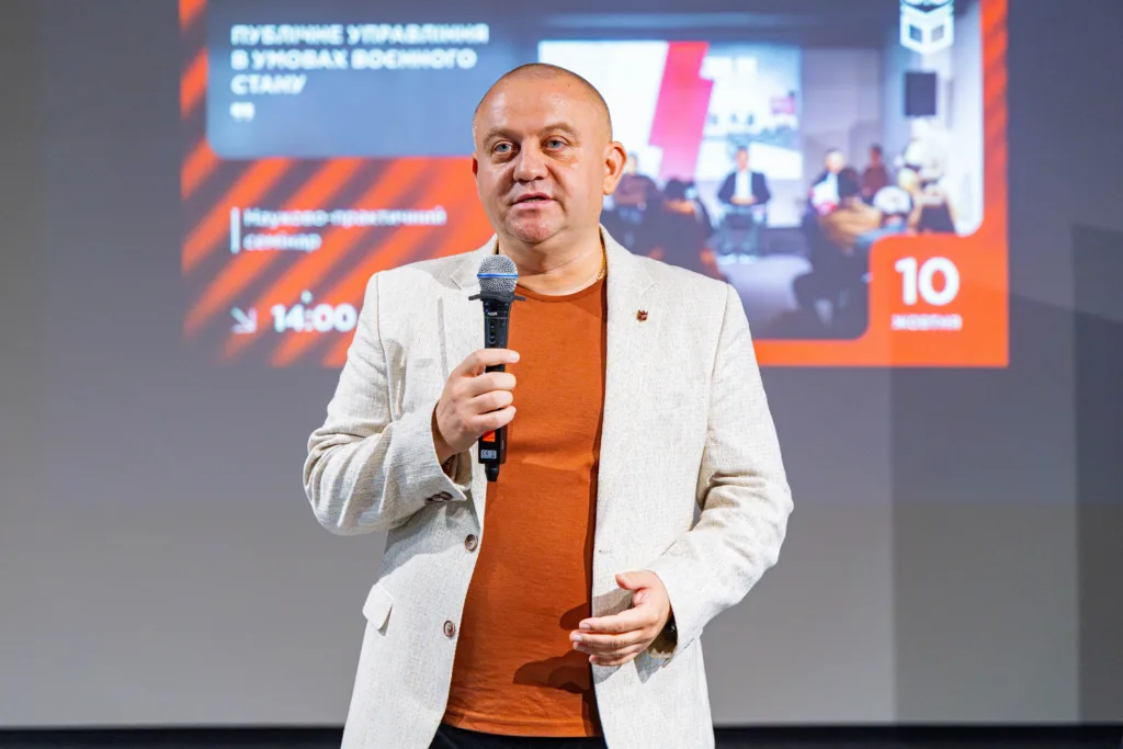 Чоловік виступає з мікрофоном на конференції
