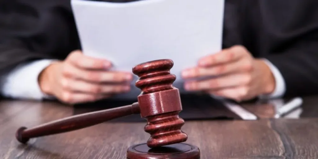 Суддівський молоток на столі судді