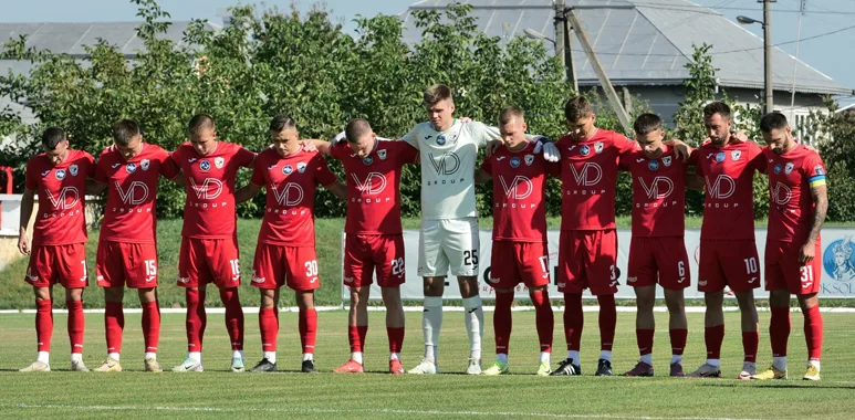 Футбольна команда у червоній формі перед матчем