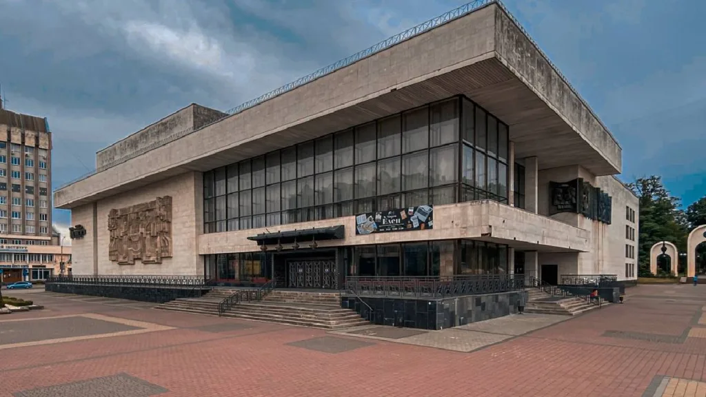 Сучасна будівля театру в центрі міста