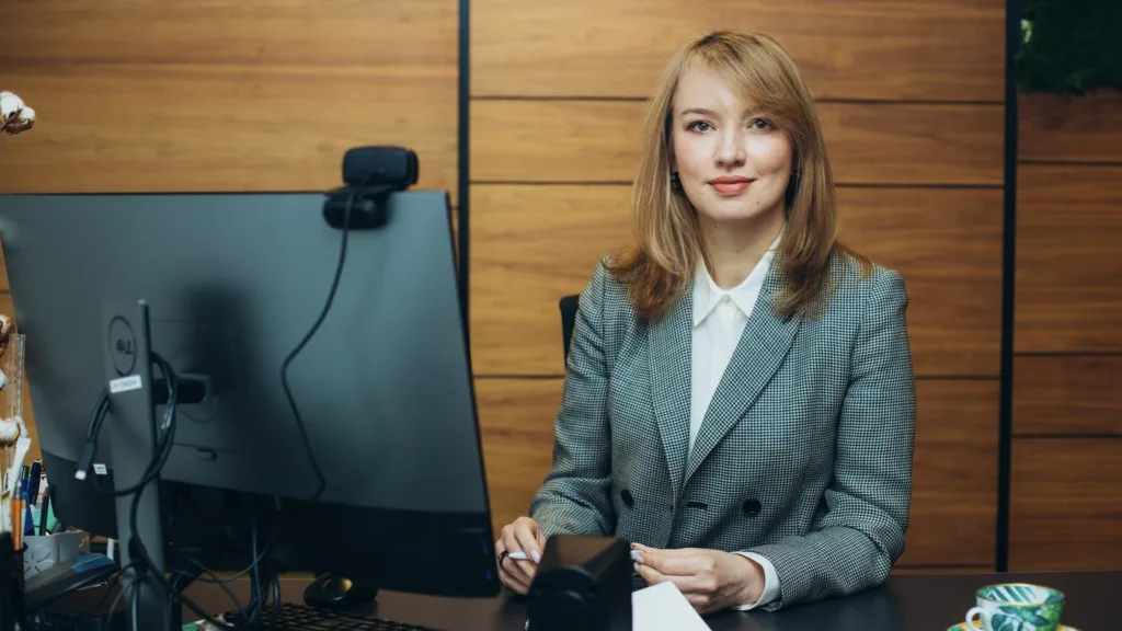 Жінка працює за комп’ютером в офісі