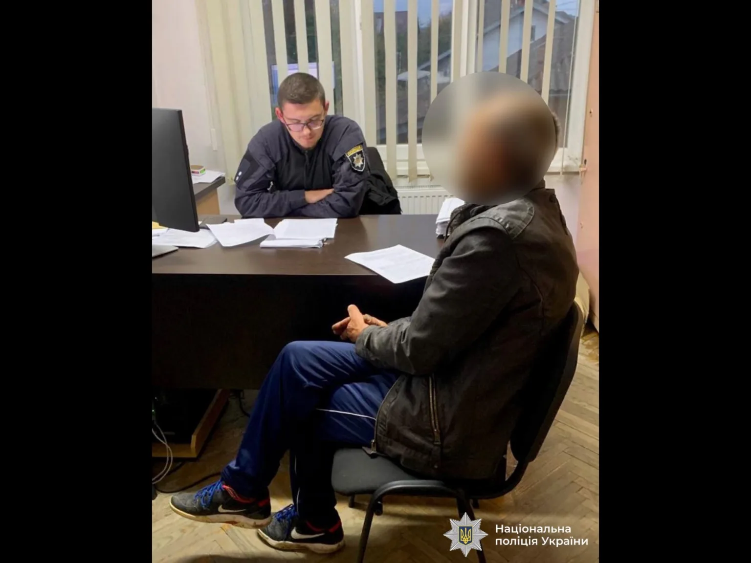 Поліцейський проводить допит у кабінеті