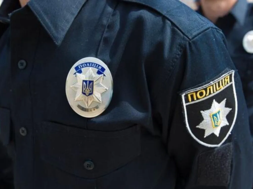 Форма української поліції з емблемою та значком