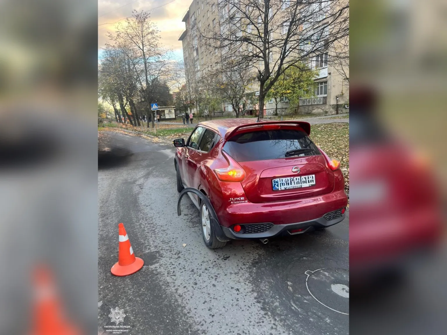 Червоний автомобіль Nissan Juke на вулиці