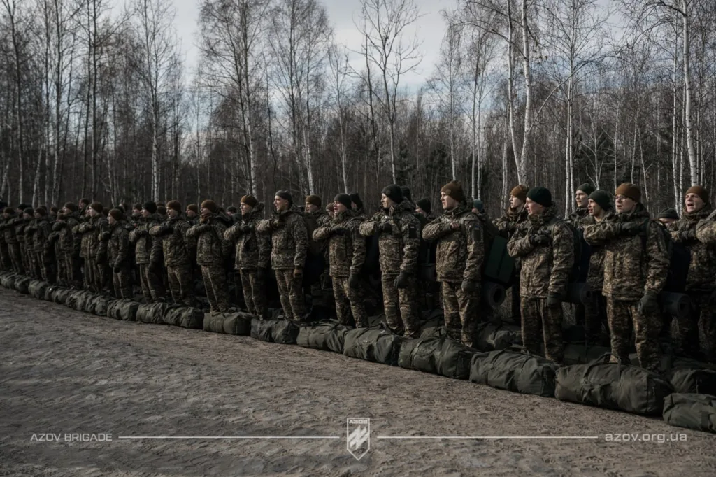 Військові стоять у лісі під час присяги