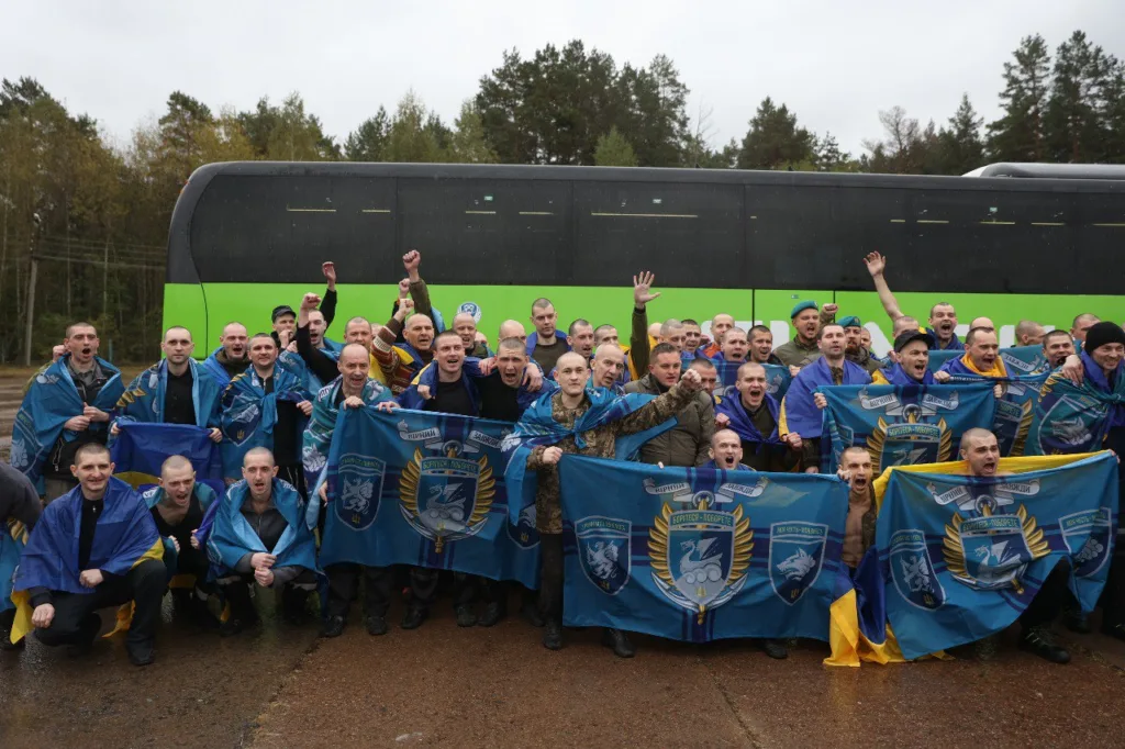 Українські солдати святкують повернення додому з полону.