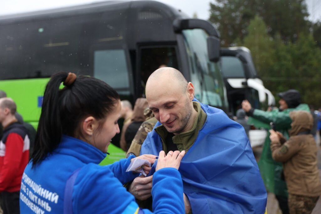 Обмін полонених біля автобусів в дощовий день