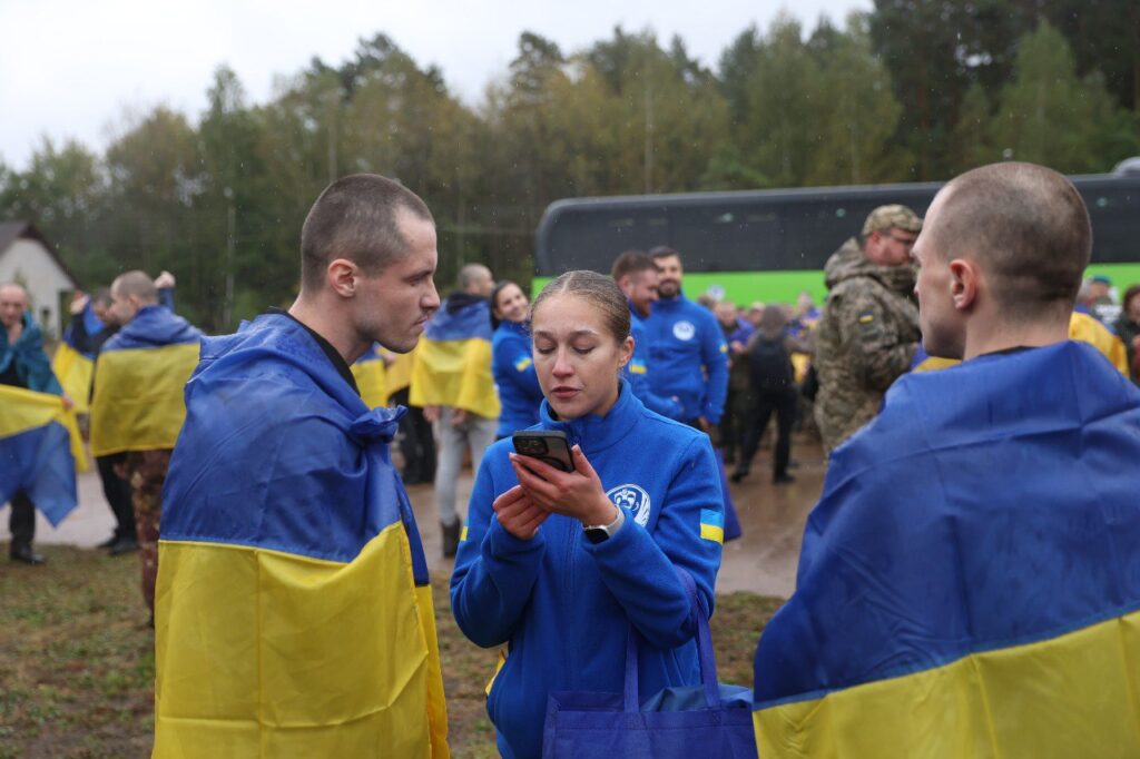 Українські патріоти з прапорами під дощем