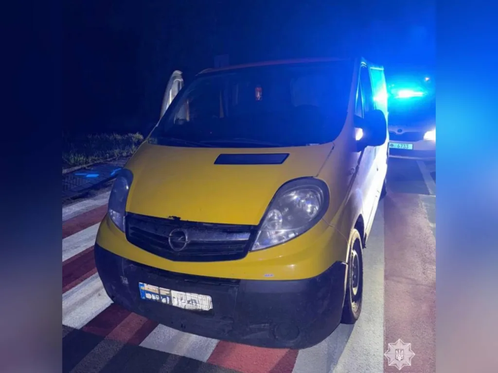 Жовтий фургон з поліцією на тлі