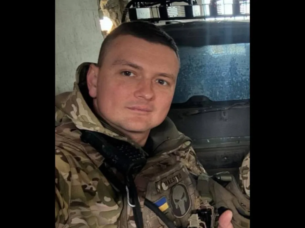 Український військовий у камуфляжі в машині