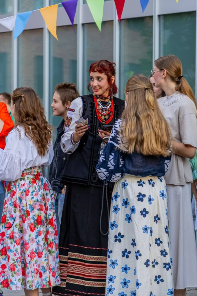 Люди у вишиванках на українському святі